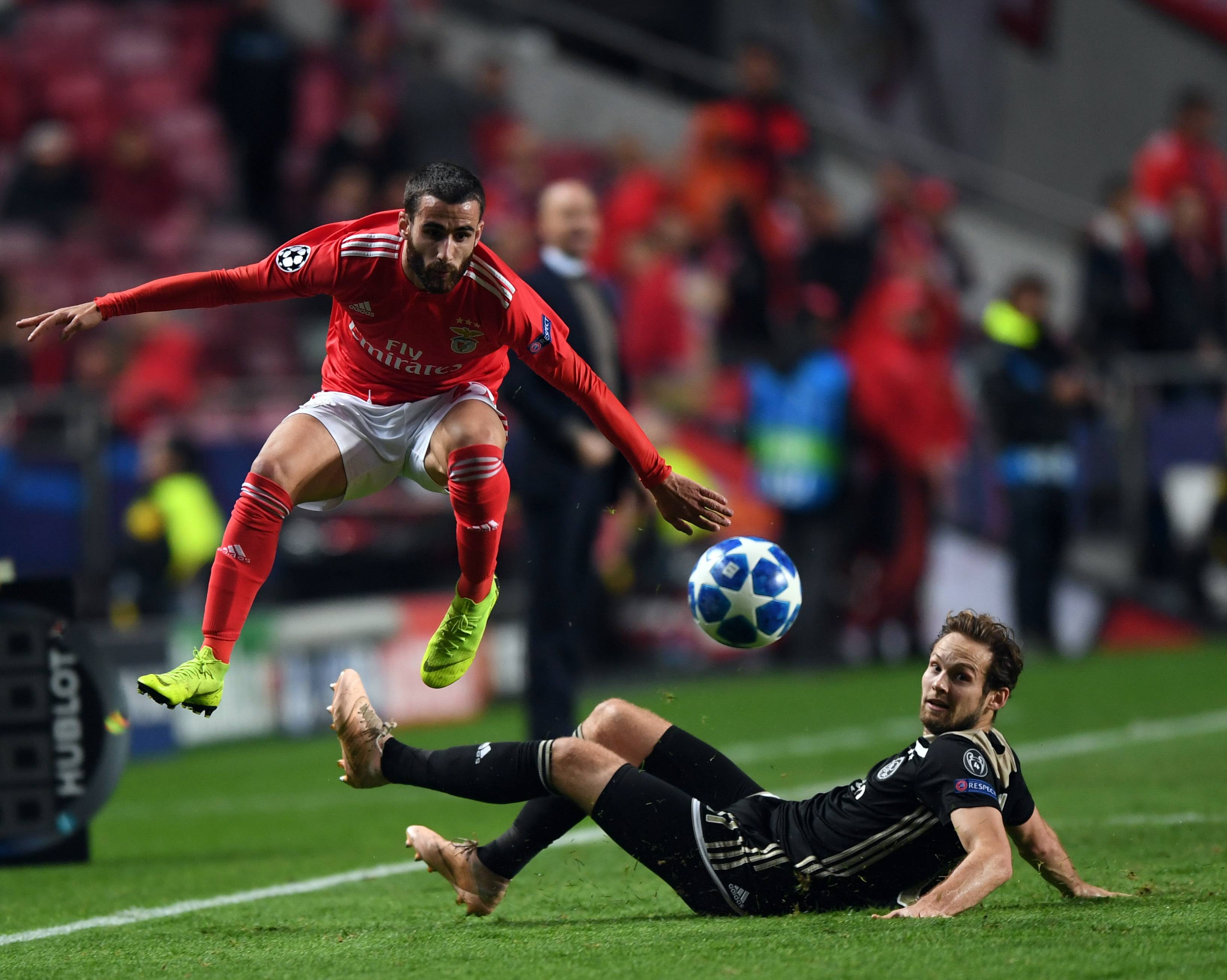 爱游戏APP阿贾克斯赛前战术微调；志在葡超名次提升；目标明确；控场能力受关注的简单介绍